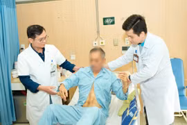 Chạy đua tử thần cứu người đàn ông vỡ phình động mạch chủ bụng mất 4 lít máu