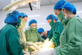 Cứu sản phụ 115 kg, rau tiền đạo trung tâm, tiền sản giật nặng