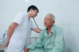 Bệnh nhân 67 tuổi ngừng tim, mất ý thức ngay trước khi lọc máu