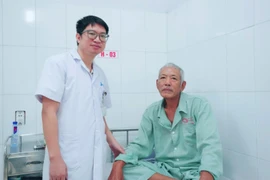 Bệnh nhân 67 tuổi ngừng tim, mất ý thức ngay trước khi lọc máu