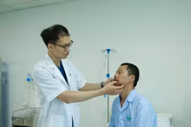 Bác sĩ tái tạo môi cho bệnh nhân bị người thân cắn đứt