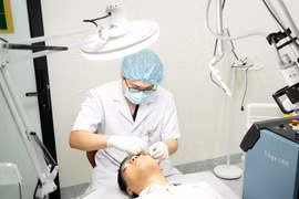 Cô gái 29 tuổi biến chứng nặng sau tẩy nốt ruồi ở cơ sở đông y