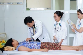 Đau bụng, sốt cao, bé gái 12 tuổi nguy kịch vì sốc sốt xuất huyết