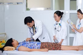 Đau bụng, sốt cao, bé gái 12 tuổi nguy kịch vì sốc sốt xuất huyết