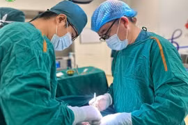 Bé trai vỡ tinh hoàn sau khi chơi đua xe ở khu du lịch