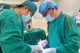 Bé trai vỡ tinh hoàn sau khi chơi đua xe ở khu du lịch