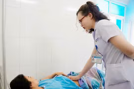 Nguy kịch vì mất 2000ml máu do thai ngoài tử cung vỡ