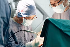 Trò đùa dựng bút khiến trẻ 12 tuổi chấn thương nghiêm trọng tầng sinh môn