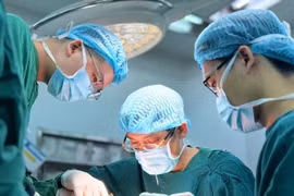 Lấy trọn khối u sắc tố bẩm sinh khổng lồ cho trẻ 8 tuổi