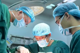 Lấy trọn khối u sắc tố bẩm sinh khổng lồ cho trẻ 8 tuổi