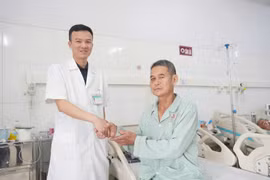 Ngã trên giường, người bệnh cao huyết áp đột quỵ 