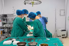 Lấy đa u xơ chèn ép ổ bụng gây nhiều biến chứng cho bệnh nhân 60 tuổi