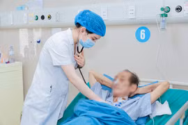 Nút mạch cứu người đàn ông vỡ u gan phức tạp máu chảy ồ ạt trong ổ bụng