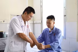 Thay nhân đĩa đệm giúp nam thanh niên thoát nguy cơ liệt tứ chi 