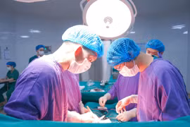 Lấy trọn khối u xơ tử cung nặng 4 kg cho người phụ nữ Campuchia