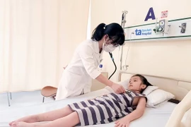 Bé 5 tuổi ở Thái nguyên nuốt phải pin cúc áo