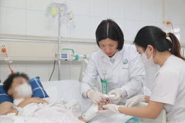 Vi phẫu nối lại bàn tay đứt rời cho thanh niên 19 tuổi thành công