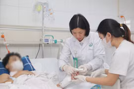 Vi phẫu nối lại bàn tay đứt rời cho thanh niên 19 tuổi thành công