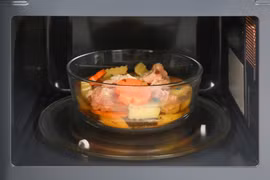 Bác sĩ chỉ rõ sai lầm khi hâm nóng thức ăn thừa