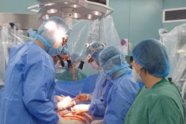 Trong 48 giờ phẫu thuật mạch máu cấp cứu cho 2 anh em ruột