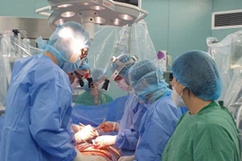 Trong 48 giờ phẫu thuật mạch máu cấp cứu cho 2 anh em ruột