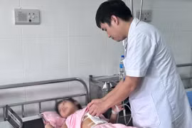 Chơi đùa ngày hè, trẻ 7 tuổi ngã tràn máu ổ bụng, dập thận