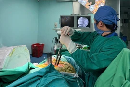 Bắt vít cột sống qua da cho người bệnh 59 tuổi bị vỡ đốt sống mất vững