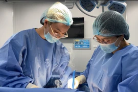 Đau bụng kinh, cô gái phát hiện u buồng trứng trên nền thận