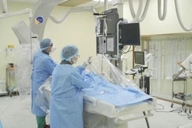 Kết hợp nút mạch, đốt sóng cao tần trị u gan xâm lấn