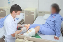 Bôi dầu cao vào vết mụn nhỏ, cụ bà 64 tuổi bị nhiễm trùng nặng