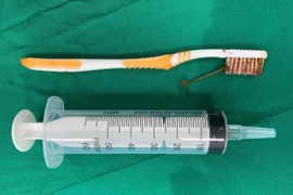 Nằm viện, thanh niên 33 tuổi nuốt cả bàn chải đánh răng vào bụng