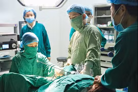 Nhét lông thú vào vùng kín, bé gái 5 tuổi chảy dịch âm đạo bất thường