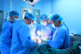 Nữ bệnh nhân ung thư trực tràng tái phát xâm lấn tiểu khung, di căn xương cụt