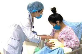 Có nên cho con bú ít nhất tới 2 tuổi?