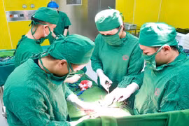 Đau bụng, cụ bà 70 tuổi phát hiện u buồng trứng lớn