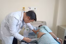 Lấy u tủy “khổng lồ” chèn ép thần kinh cho cụ ông 68 tuổi