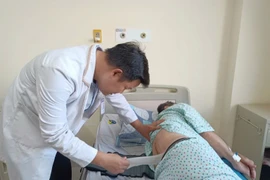 Lấy u tủy “khổng lồ” chèn ép thần kinh cho cụ ông 68 tuổi