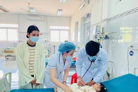 Gắp hạt hướng dương gây suy hô hấp cấp trong khí quản bé gái 8 tháng tuổi