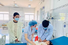 Gắp hạt hướng dương gây suy hô hấp cấp trong khí quản bé gái 8 tháng tuổi