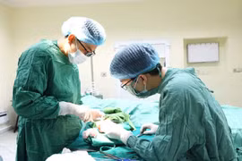 Người đàn ông bị cuốn tay vào máy xay thịt đứt rời ngón tay