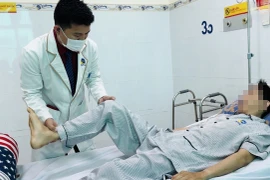 Nam giới trẻ đau khớp háng cẩn thận xương đùi hoại tử