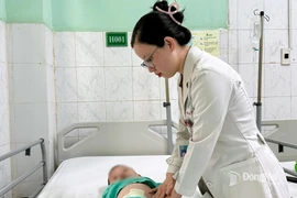 Bé trai 3 tuổi thủng ruột do nuốt 24 viên nam châm