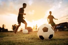 Chàng trai 29 tuổi sưng tím tinh hoàn do đá bóng