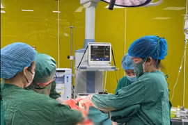 Gãy kín cổ xương đùi phải, cụ bà 90 tuổi viêm phổi, nhiễm khuẩn tiết niệu