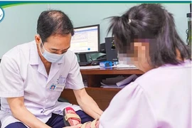 Vi phẫu chuyển vạt màng xương hồi sinh bước chân trẻ 6 năm bị bó bột