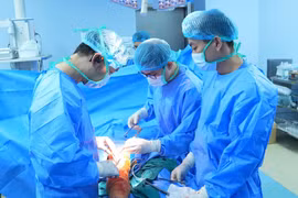 Thay khớp gối bán phần cho người Mỹ bị tai nạn thể thao chờ phẫu thuật