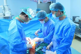 Thay khớp gối bán phần cho người Mỹ bị tai nạn thể thao chờ phẫu thuật