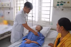 Hành trình nghẹt thở cứu bà 85 tuổi bệnh lý bủa vây mọi phía