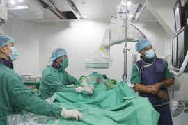 Loại bỏ túi phình động mạch chủ chậu dọa vỡ đe dọa tính mạng