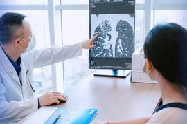 Bé gái 15 tuổi đau lưng, ho ra máu do lao phổi